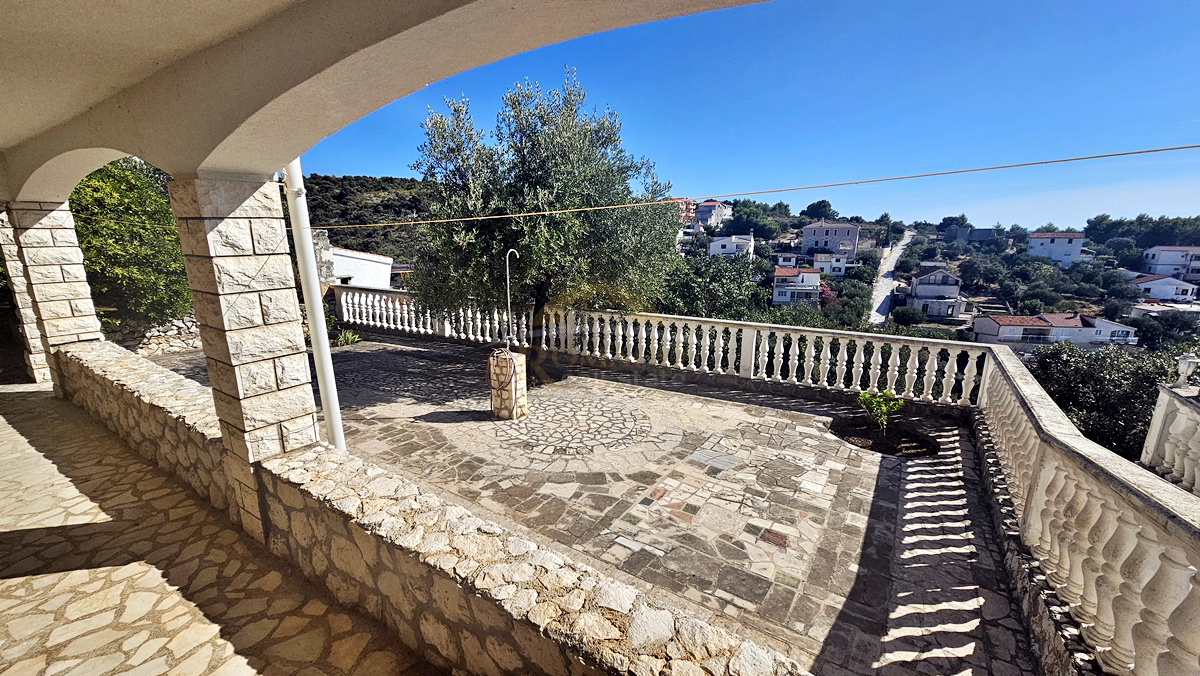 Bellissima casa dalmata a Sevid in ottima posizione con piscina e vista